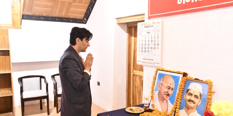 कुमाऊं आयुक्त दीपक रावत ने गांधी जी और लाल बहादुर शास्त्री जी की जयंती पर अर्पित की श्रद्धांजलि