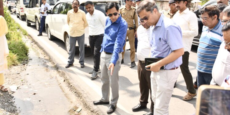 शहर के सौन्दर्यीकरण के लिए लगाये जा रहे बेलदार पौधों का आयुक्त/सचिव मुख्यमंत्री दीपक रावत ने किया निरीक्षण