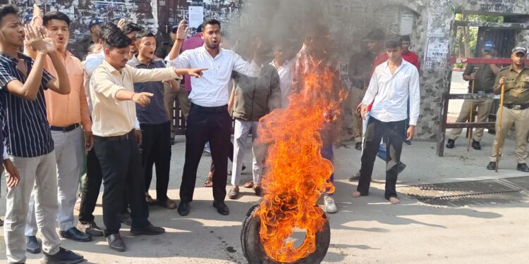 हल्द्वानी_छात्रों ने दी चेतावनी,बोले अगर नहीं हुए छात्र संघ चुनाव तो कर लेंगे आत्मदाह,शिक्षा मंत्री को चेताया