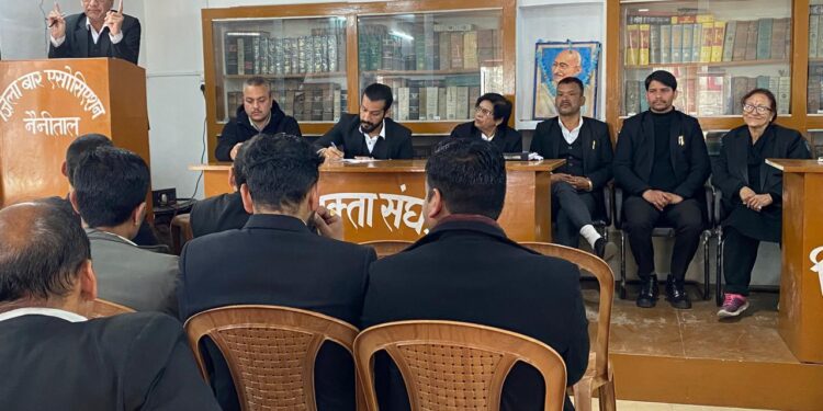 राजस्व न्यायालयों की कार्यप्रणाली पर अधिवक्ताओ ने जताया रोष