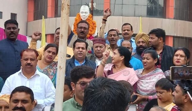 स्वतंत्र भारत के प्रथम प्रधानमंत्री और बच्चों में चाचा नेहरू के नाम से प्रसिद्ध पंडित जवाहरलाल नेहरू का जन्म दिवस कांग्रेस कार्यकर्ताओं ने उत्साह और श्रद्धा के साथ मनाया