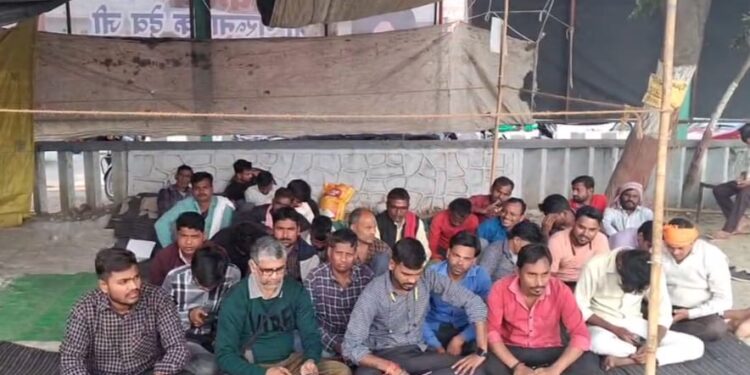डोल्फिन श्रमिकों का फूटा ग़ुस्सा बोले विधायक शिव अरोरा को आमरण अनशन पर बैठी महिलाओं के जीवन की तनिक भी चिंता नहीं