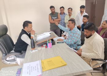 छात्रों की समस्याओं से संबंधित मामले को लेकर सितारगंज नगर पालिका अध्यक्ष हरीश दुबे ने एसडीएम को सोपा ज्ञापन