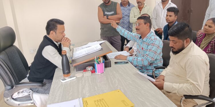 छात्रों की समस्याओं से संबंधित मामले को लेकर सितारगंज नगर पालिका अध्यक्ष हरीश दुबे ने एसडीएम को सोपा ज्ञापन