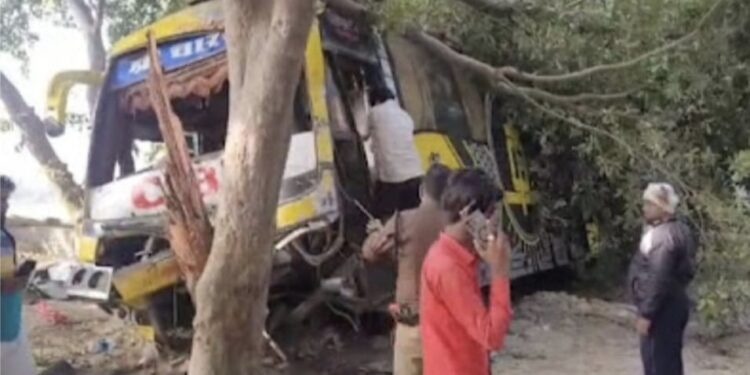 अब उत्तराखंड के हरिद्वार में बड़ा बस हादसा तीर्थ यात्रियों को लेकर जा रही बस पेड़ से टकराईं 50 यात्री घायल