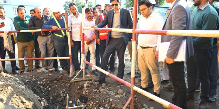 कमिश्नर/सचिव दीपक रावत ने हल्द्वानी में एशियन डेवलपमेंट एडीबी के द्वारा पेयजल एवं सीवर लाईनों के कार्यों का किया निरीक्षण