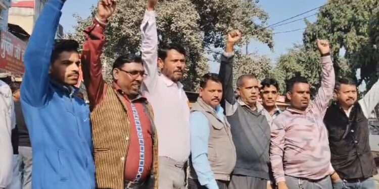 दलित नेताओं ने नगर निगम रुद्रपुर पर भाजपा विधायक के दबाव में काम करने का लगाया आरोप बोले विधायक दलित विरोधी