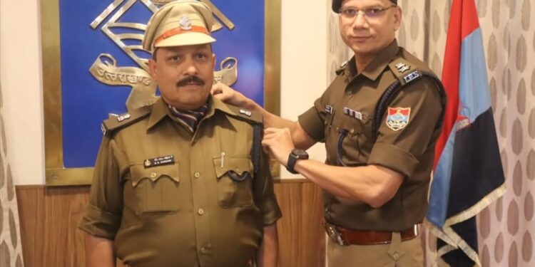 सीओ सितारगंज बहादुर सिंह चौहान का हुआ प्रमोशन मिला अशोक स्तंभ वरिष्ठ पुलिस अधीक्षक मणिकांत मिश्रा ने कंधों पर बैच लगाकर अपर पुलिस अधीक्षक की दी जिम्मेदारी