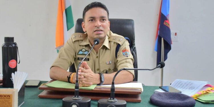 मशहूर होने के लालच में महिला ने किया वर्दी पहन कर कुछ ऐसा,पुलिस ने की सख्त कार्रवाई – पढ़े ख़बर
