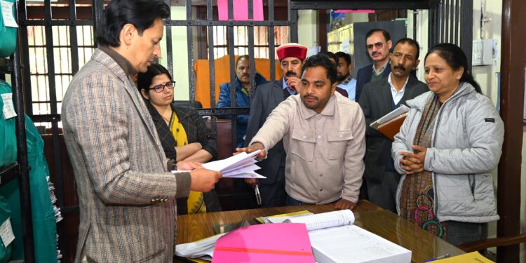 कुमाऊं कमिश्नर दीपक रावत ने किया औचक निरीक्षण, खामियों पर जताई नाराजगी, सुधार के दिए सख्त निर्देश