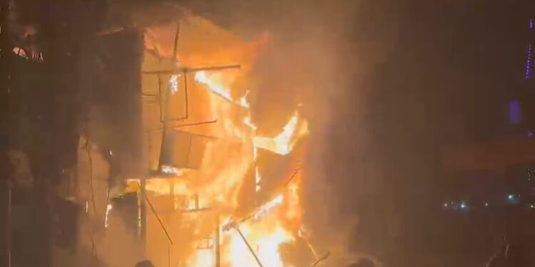 हल्द्वानी_छतरी चौराहे के पास भीषण आग, दुकानें जलकर राख