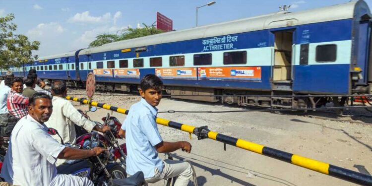 रेलवे फाटक को ज़बरन खुलवाने के प्रयास में दबंग किस्म के युवकों ने गेटमैन के साथ जमकर की अभद्रता