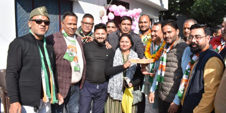 हल्द्वानी में चौंफला चौराहे से ऊंचापुल चौराहे तक कोंग्रेस प्रत्याशी ललित जोशी ने किया पैदल जनसंपर्क