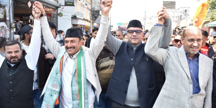 कांग्रेस मेयर प्रत्याशी ललित जोशी ने रानीबाग जीतपुर नेगी में किया जनसंपर्क, उत्तरायणी शोभायात्रा में शामिल होकर जनता से लिया आशीर्वाद