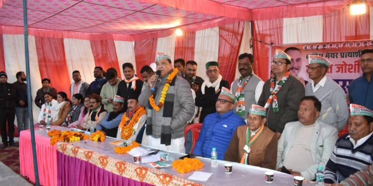 हल्द्वानी/दमुवांढूंगा_कांग्रेस मेयर प्रत्याशी ललित जोशी ने जनसम्पर्क अभियान के तहत को संबोधित की जनसभा