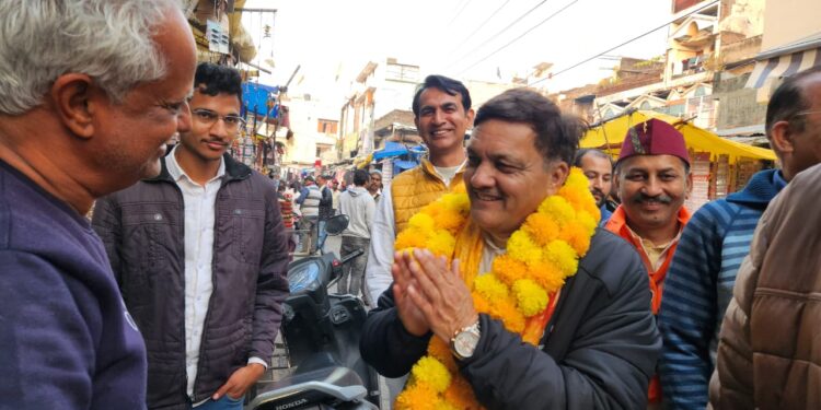 हल्द्वानी मे भाजपा मेयर प्रत्याशी गजराज बिष्ट की जनसम्पर्क एक्सप्रेस तेज़, जानता से मांगे अपने हक़ में समर्थन