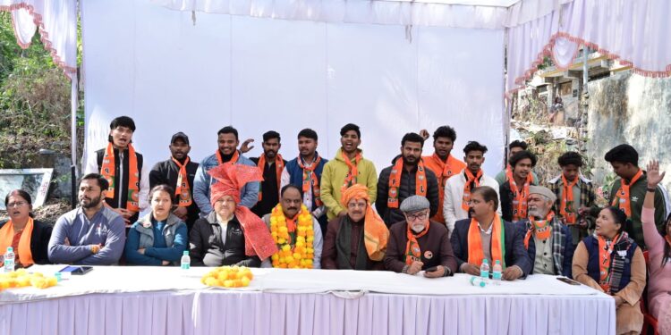 भाजपा मेयर प्रत्याशी गजराज सिंह बिष्ट ने कमल के फूल पर मुहर लगाने की की अपील, जानता ने भी दिया आशीर्वाद