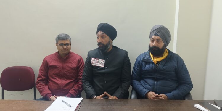 सीएम धामी के भाजपा प्रत्याशी के पक्ष में रोड शो करने को लेकर निर्दलीय प्रत्याशी असिस्टेंट कमांडर आरपी सिंह ने उठाए सवाल