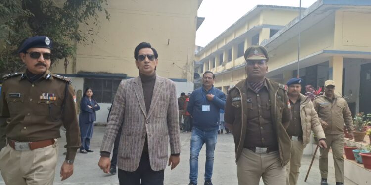 मेयर और सभासद पद के लिए मतदान जारी, कुमाऊं कमिश्नर औऱ डीआईजी ने किया निरीक्षण