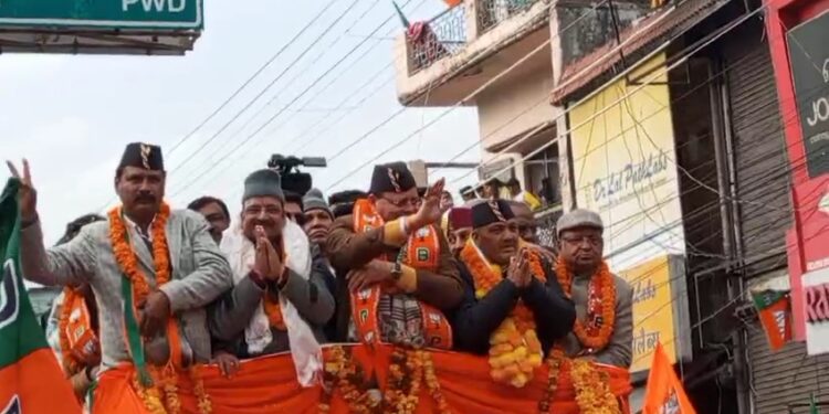 हल्द्वानी नगर निगम से भाजपा के मेयर प्रत्याशी गजराज बिष्ट के रोड शो का मुख्यमंत्री पुष्कर सिंह धामी ने किया शुभारंभ