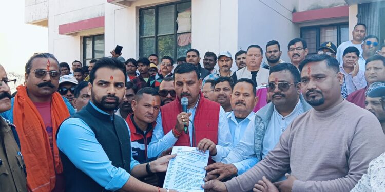 आरपार की लड़ाई “गौला नदी के श्रमिक और खनन कार्य से जुड़े हजारों ने किया धरना प्रदर्शन, शहर में निकाला जुलूस”एसडीएम को सौपा ज्ञापन