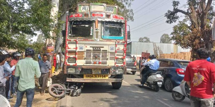 यहां ट्रक की टक्कर से दर्दनाक हादसे में पिता समेत दो बच्चों की मौत – परिवार में मची चीख पुकार
