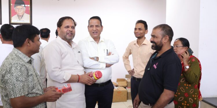 नगर निगम के पर्यावरण मित्रों का निःशुल्क हैल्थ चेकअप,स्वास्थ्य किट भी वितरित, स्वस्थ रहने के बताये टिप्स