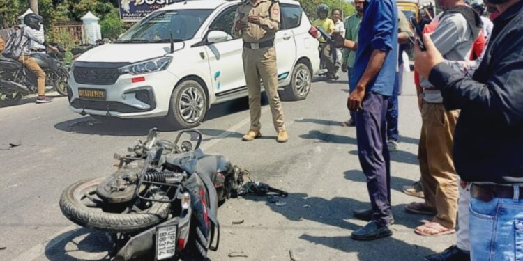 रोडवेज बस की टक्कर से बाइक सवार युवक की मौत, महिला घायल