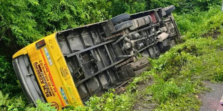 बरेली रोड पर भयावह हादसा: स्कूल बस पलटी, 30 बच्चे और परिचालक घायल