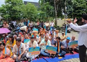 हल्द्वानी:- एसडीएम कोर्ट परिसर में सुराज सेवा दल का धरना-प्रदर्शन, स्थायी राजधानी और लाल निशान कार्रवाई पर प्रशासन को घेरा