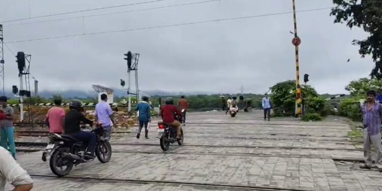 Haldwani:-बड़ी राहत – चोरगलियां रोड रेलवे क्रॉसिंग मार्ग हल्के वाहनों के लिए खोला गया – पढ़े ख़बर